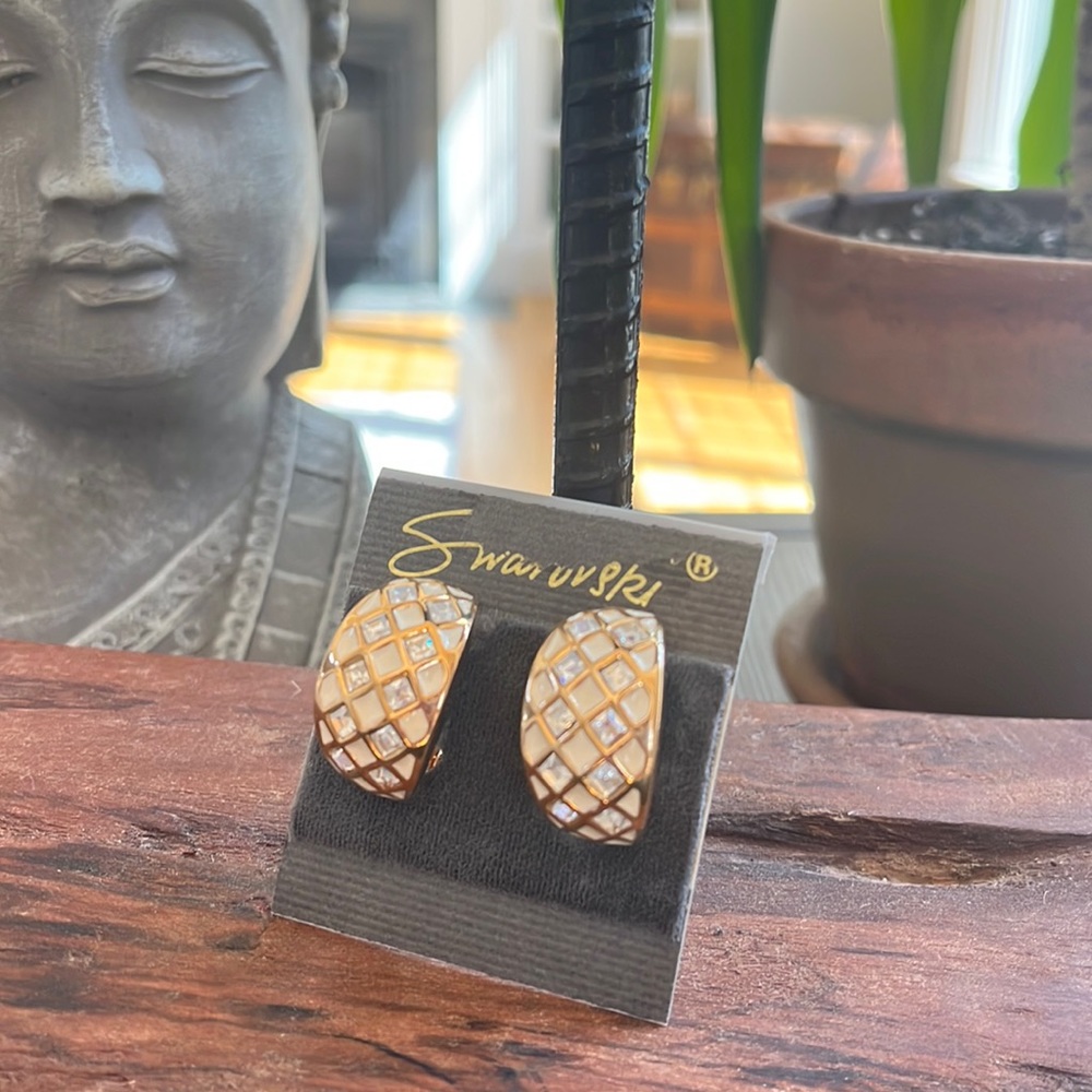 Swarovski vintage crystal cream design clip on earrings!
